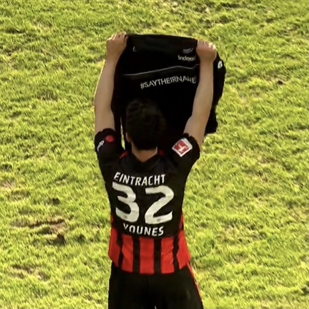 ich habe mich noch nie so sehr über ein Tor von Eintracht Frankfurt gefreut. Amin Younes trifft zum 2:0 gegen FC Bayern - und zeigt ein Trikot mit den Namen der Ermordeten von Hanau 💪#SGEFCB