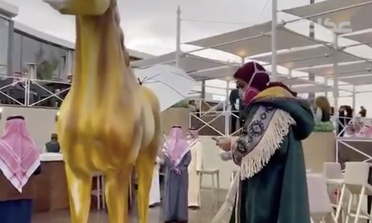 rehaballl's tweet photo. الفنانه التشكيليه نوره بن سعيدان ..
#كأس_السعودية_العالمي_للخيل
#Saudicap https://t.co/Y612tUU6Gd