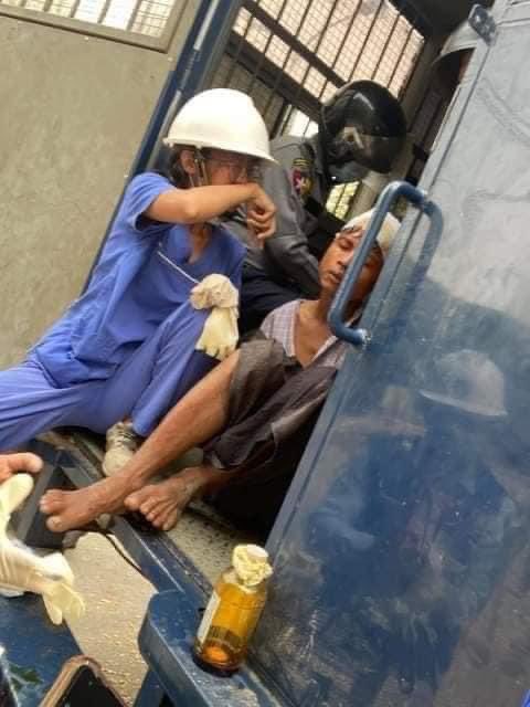 28zinnwe's tweet photo. Myanmar army terrorists not allowed medical volunteers to take care of injuried civilians arrested in the police vehicles.
Location- Mandalay 

#HearTheVoiceOfMyanmar
#Coup20Feb
#WhatsHappeningInMyanmar https://t.co/sWWbvhAXYy