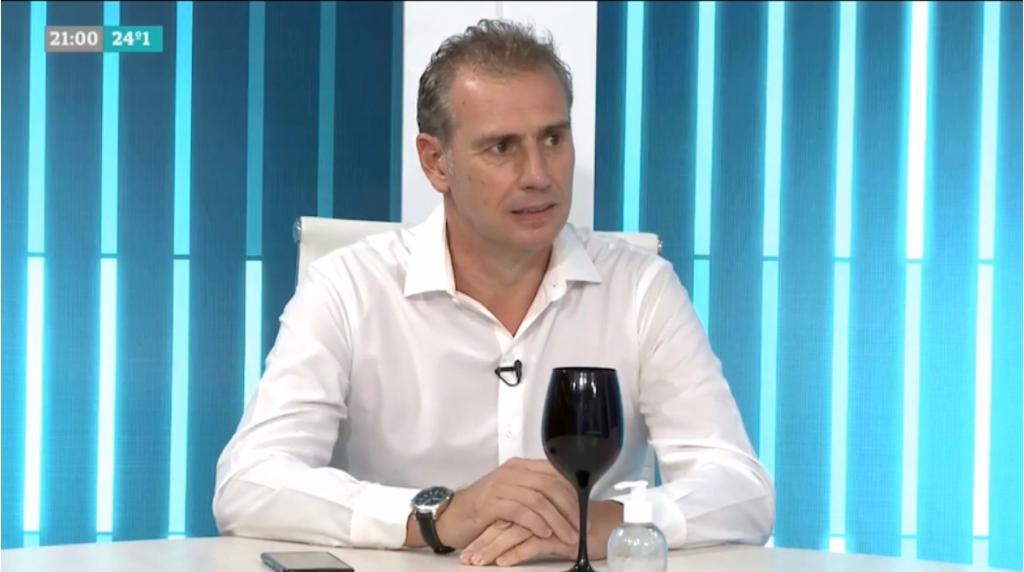 Iban a cuidar la salud. No dejaron trabajar a la gente, ni estudiar, circular. La encerraron, aislaron y enfermaron. Destruyeron la economía. Quiénes marchamos y denunciamos todos éstos atropellos y malas políticas teníamos razón. El Instituto Patria sacó a Gines, Vizzoti es CFK.