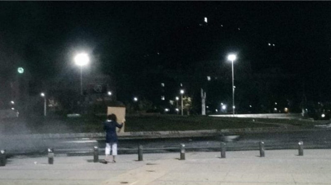 Una profesora de filosofía de 30 años fue herida en uno de sus ojos por Carabineros, ayer en Plaza Dignidad. Como organización exigimos la investigación de los hechos y  apoyamos completamente a nuestra colega. Estamos recabando información para contactar a su familia.