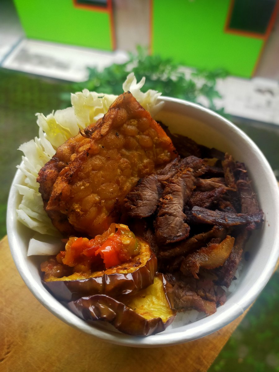 SasHyliziouS's tweet photo. Mengingat kantor ga gajian ampe 3 bulan, aq skrg banting stir jualan ricebox dg menu berbeda setiap hrinya. Buat temen2 dijogja yg mau pesen please bs wa 0878-3896-9259. Atau Bantu retweet/likes ya. Mksh banyak. Boleh Bantu promosiin jga. Murmer koq. Thx before. https://t.co/jSzcB8seKe