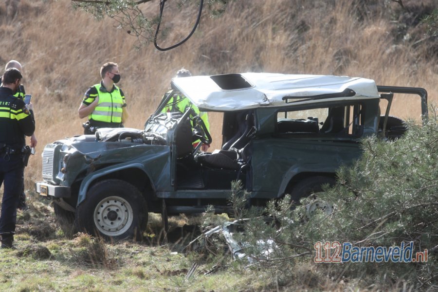 Auto vliegt over de kop op de Pomphulweg nabij #RadioKootwijk. 112Barneveld.