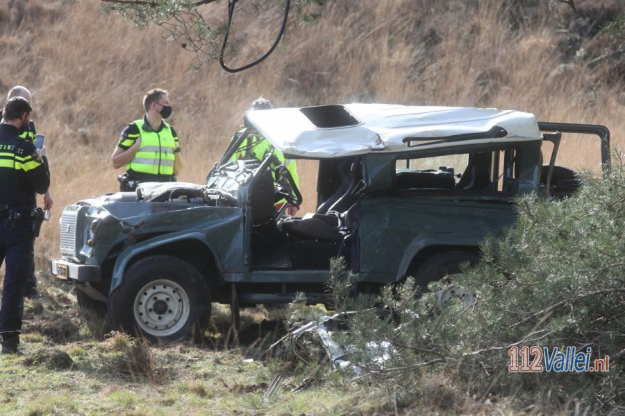 Auto vliegt over de kop op de Pomphulweg nabij #RadioKootwijk. 112Vallei.