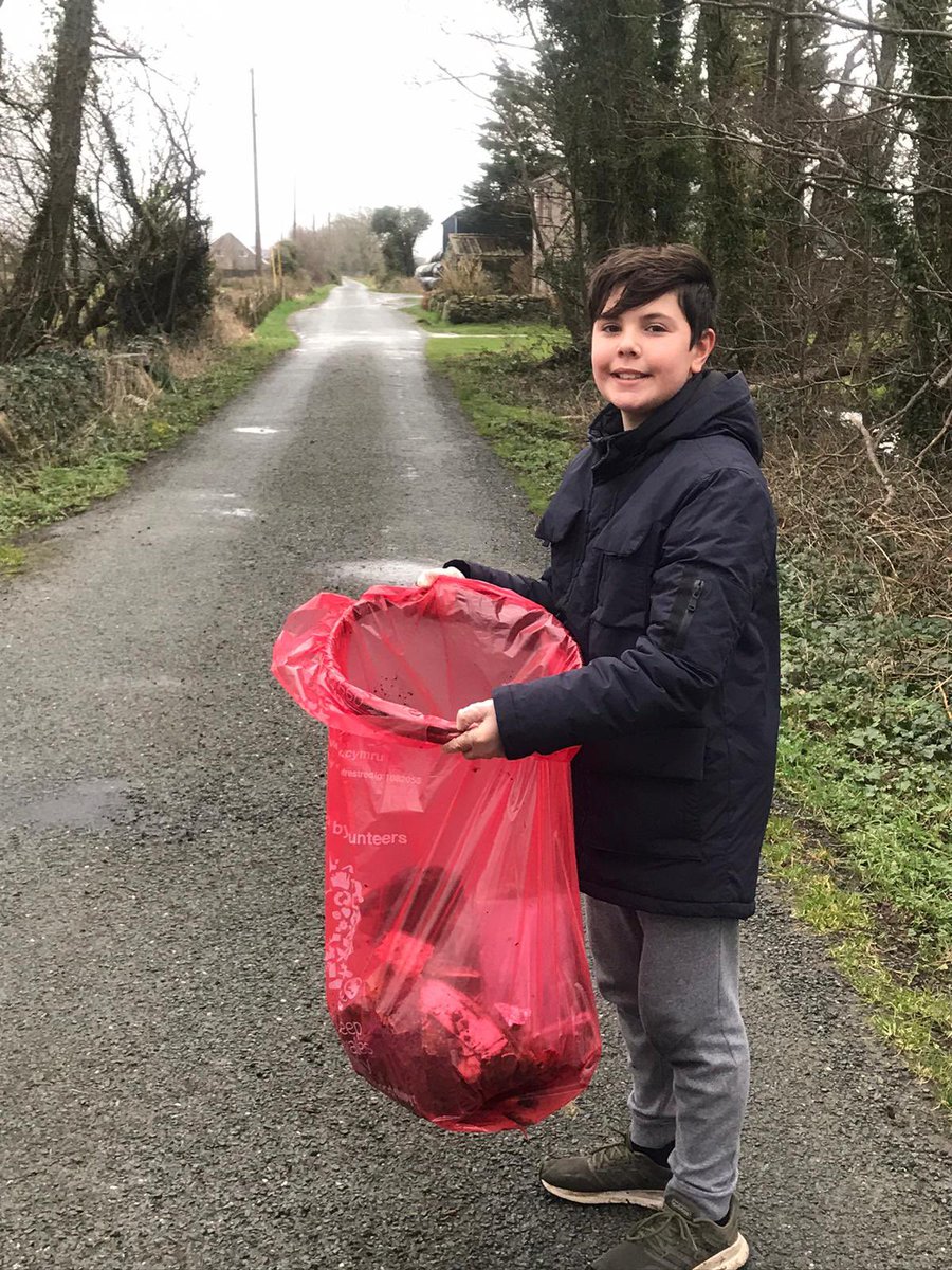 NiaJeffreys's tweet photo. Pryd ma dy Fam yn gorfodi chdi off X box i fynd i gasglu sbwriel ar Dydd Sad gwlyb a gwyntog. 😂 Da iawn Ianto 💙

When your Mum forces you off Xbox to go litter picking on a wet, windy Saturday 😂.  Well done Ianto 💙 #Porthmadog https://t.co/MyOzvfajpP