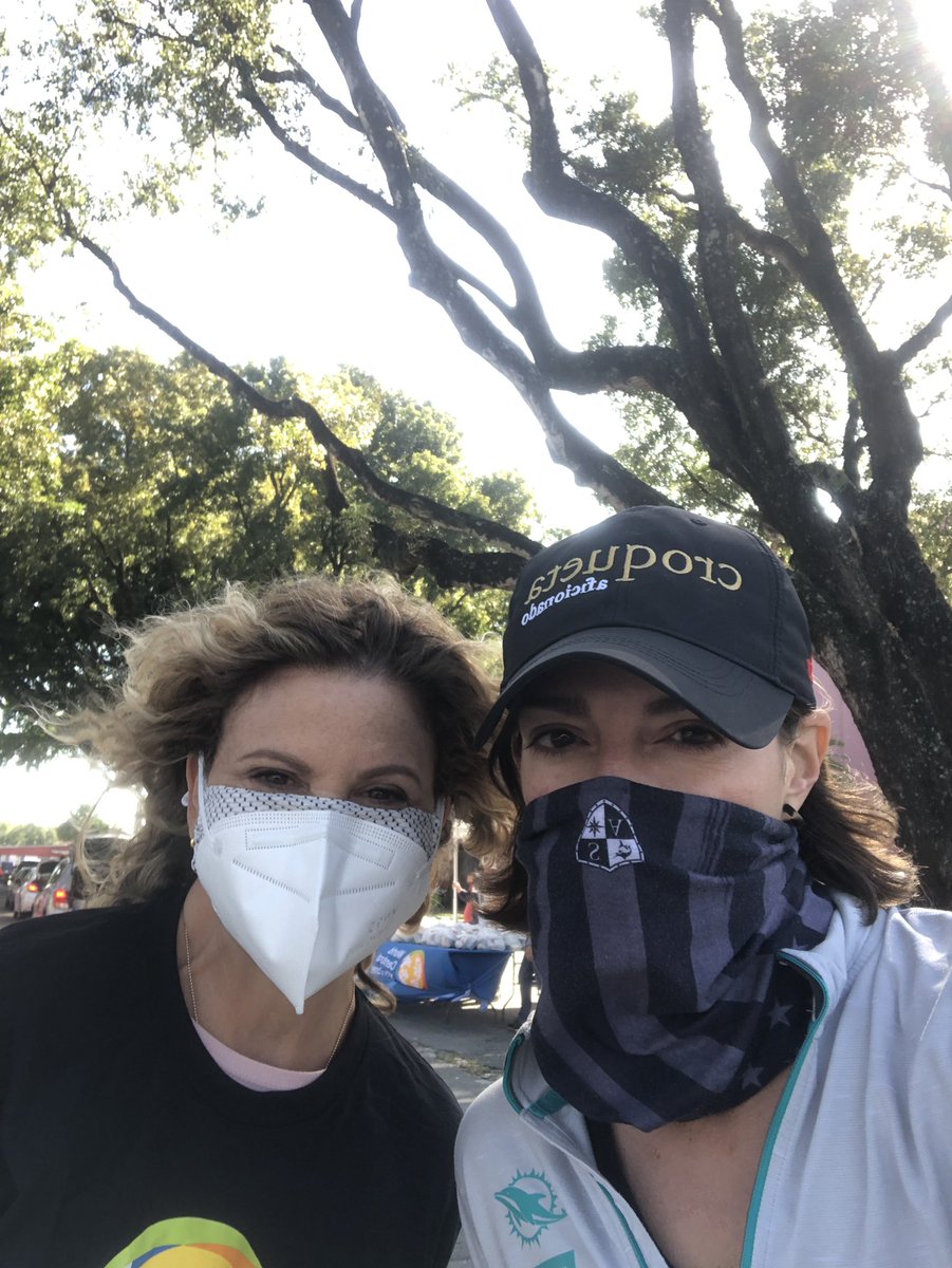 BarbyRodriguezG's tweet photo. Feel good morning with @chefmichy at this mornings @CommishEileen food distribution. Hot meals provided by #cafelatrova #giveback #foodinsecurityisreal https://t.co/sGOfPT765p