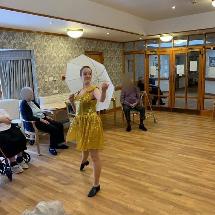 _Erin_H's tweet photo. I was incredibly lucky to be able to perform a covid secure show at @AbbeyfieldNcle Residential Home last week.
Here's hoping that in the future when things get back to normal our students will also be able to perform!
#dance #dancer #dancingthroughlockdown #danceperformance https://t.co/2SNXWZJaPB