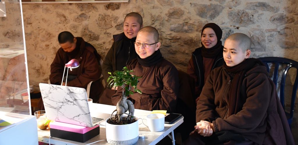 PlumVillage's tweet photo. "With... meditation, you can undo the knots and habitual behaviors that bind you. You experience transformation for yourself and for your strained or broken relationships." @thichnhathanh 

Booking is open for our online retreat: "How to Reconcile "

Visit https://t.co/fsGkBhMGfc https://t.co/fpDuP471Xd