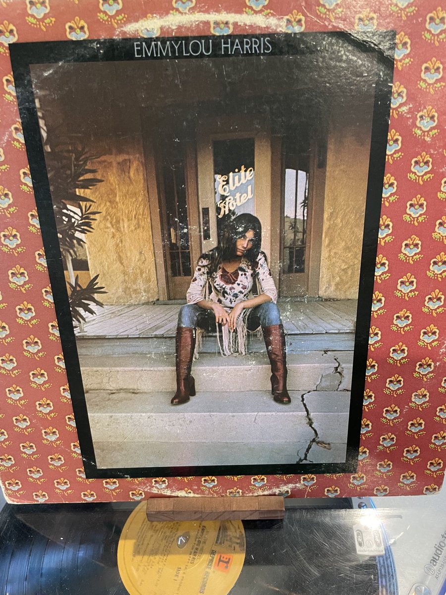 Fidoz's tweet photo. Feelin’ Single - Spinnin’ Double. Emmylou Harris- Elite Hotel. 1975. #vinyl #records #hotband https://t.co/legdvppl43