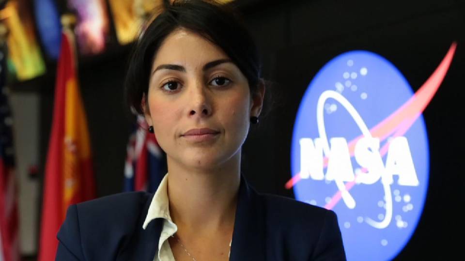DIANA TRUJILLO es una muestra que el sueño americano esta vigente. Una colombiana que emigró a los 17 años a los EEUU sin hablar ingles, y empezó como doméstica limpiando casas en Florida, terminó dirigiendo el vuelo de la NASA en Marte.
