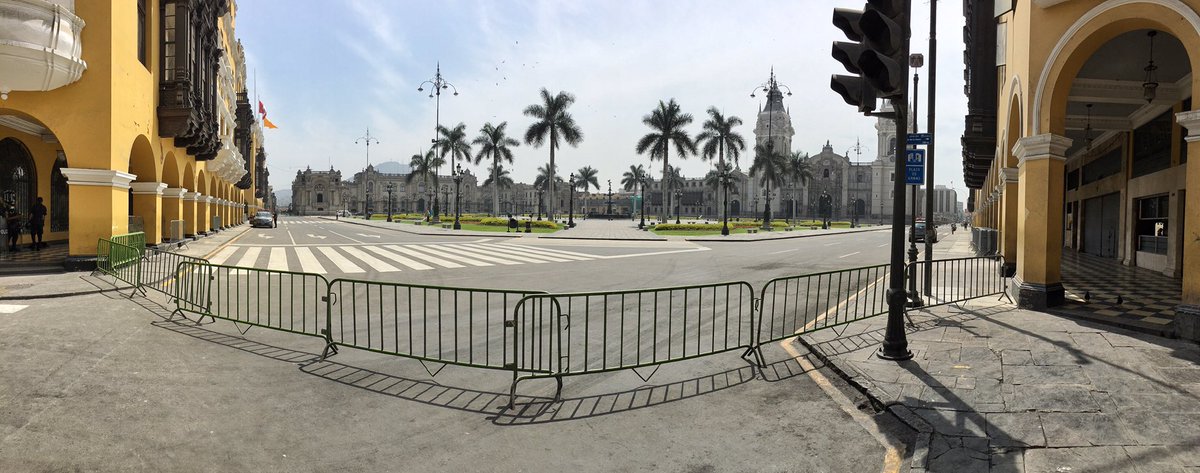 limantigua's tweet photo. 20 de Febrero 2021:

- La Plaza Mayor de Lima, enrejada.
- La Plaza Bolivar, recontra enrejada.

Espacios donde se encuentran los representantes de la nación peruana, separados del pueblo por las rejas y apropiándose del espacio público.

Así estamos, rumbo al @bicentenariope_ https://t.co/bfev5WsQOF
