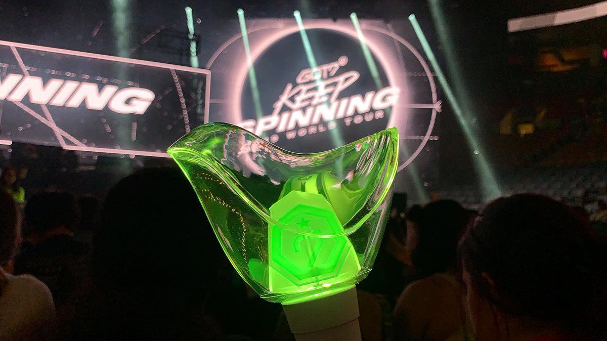 Earth_Denizen's tweet photo. 💚 thank you for this beautiful gift 💚 #Encore #GOT7FOREVER #AhgaseForever ©justsome_kpopthings Toronto July 2019   #GOT7_ENCORE #EncoreWithGOT7
#GOT7 #갓세븐 #ahgase #JJP #JayB #Mark #Jackson #JacksonWang #Jinyoung #Youngjae #BamBam #Yugyeom #TeamWang #justright #IGOT7 https://t.co/JkfzyNBuII