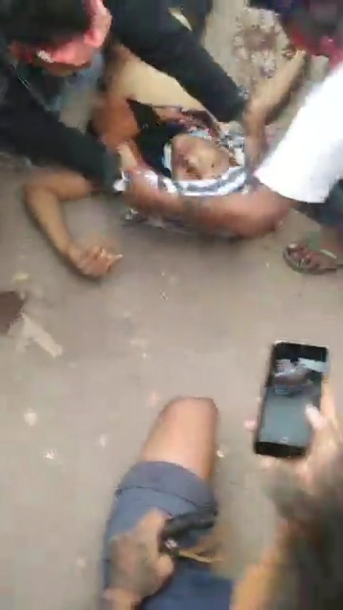 This is a child who died after being hit by a bullet in the Mandalay incident.
 I am 16 years old
 Helping patients pick up at the scene
 He is a hero who was shot in the head while doing charity work.ဂ