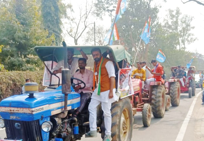 किसानों के सम्मान में!
कांग्रेस पार्टी है मैदान में!!
हज़ारीबाग में ट्रैक्टर रैली एवं किसान सम्मेलन में  NSUI टीम साथ शामिल हुवा। इंदरजीत सिंह, प्रदेश उपाध्यक्ष,NSUI,झारखंड 
#किसान_संग_झारखंड 
@Badal_Patralekh @DipikaPS @purnimaasingh @Neerajkundan @adityabhagatcg @BannaGupta76