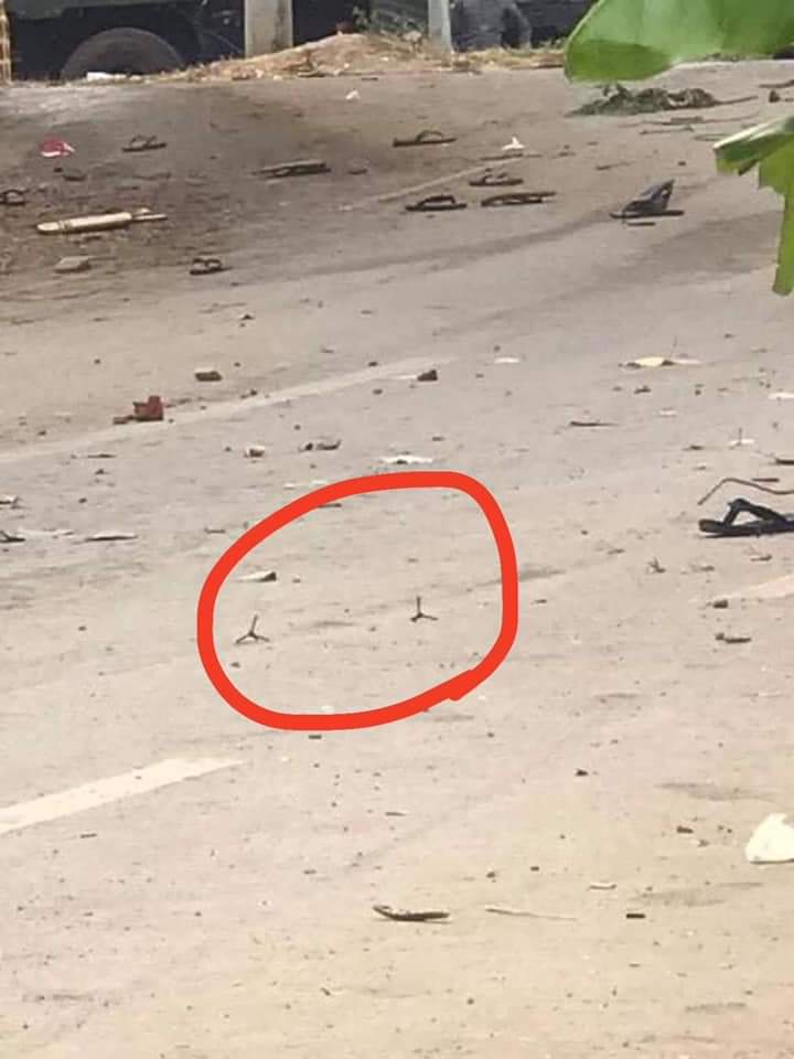 Inhuman armed forces now using dangerous weapons during quelling demo in Mandalay. They throw iron spikes &amp; stones into the crowd &amp; fire real bullets &amp;tear gas too. Police r practisting these cruel illegal ways in quelling demo.
TW// Wound Blood#Feb20Coup
#WhatsHappeningInMyanmar