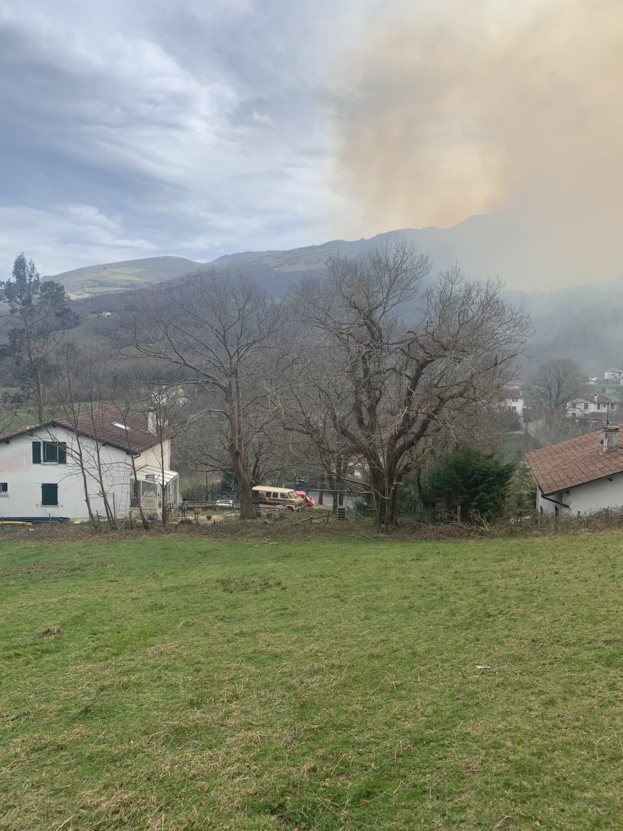 AncSalaun's tweet photo. Tellement triste de voir ces flammes et cette fumée... nos montagnes basques brûlent depuis ce matin et ça se rapproche de nos maisons 🥺#ascain #Urrugne #larhune #incendie https://t.co/rP7QoUd7Cg