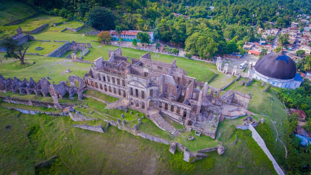 DonaldPierre77's tweet photo. Milot (Nord) 🇭🇹
Cette commune abrite les deux grands monuments historiques du département du Nord. Il s’agit bien du Palais sans- souci et de la Citadelle La Ferrière, ils sont enregistrés dans le patrimoine mondial de l’UNESCO. Milot, est un coin très calme et fraîche. #Haiti https://t.co/Gh66MhGM5C