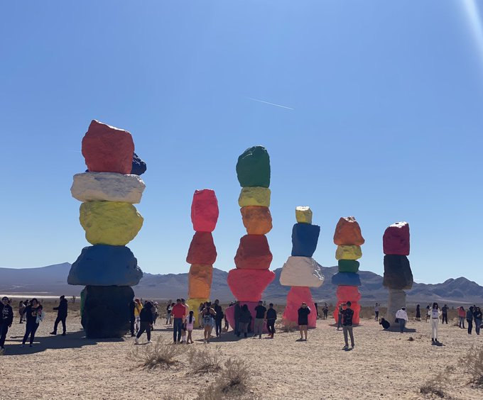 2 pic. Found some colorful boulders in the desert! 🌵☀️😎💋#7magicmountains #lasvegas https://t.co/M9Ck