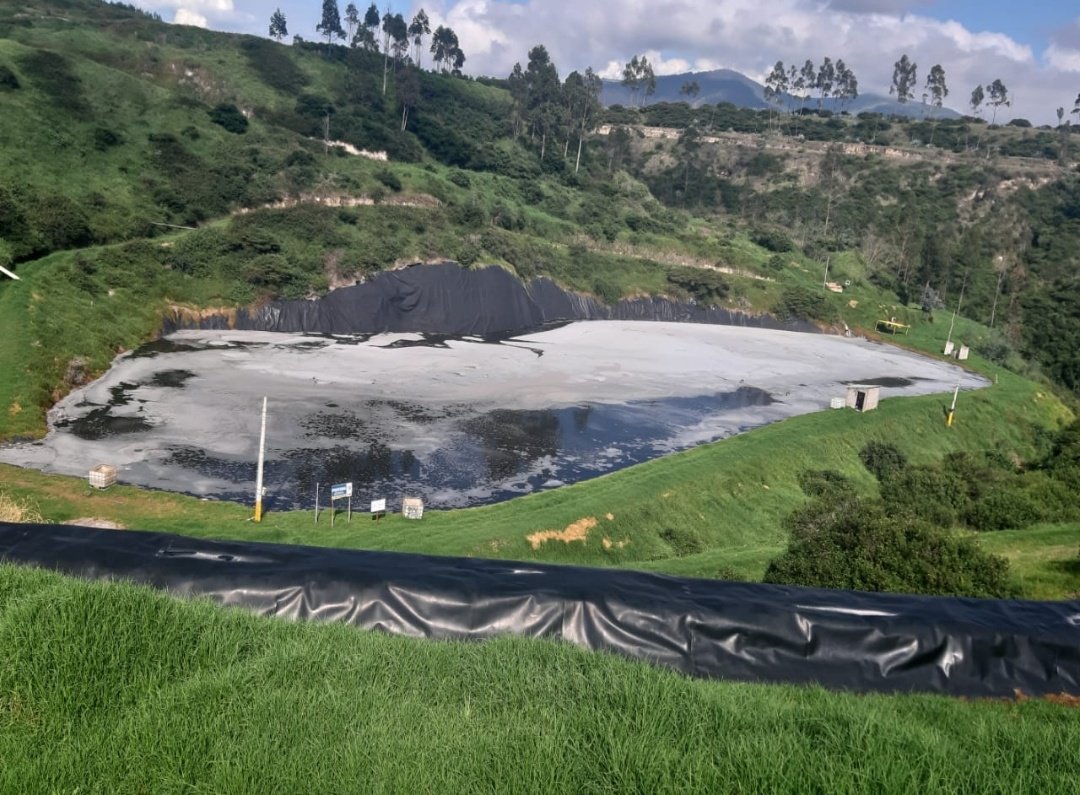 Hoy xla mañana.Mientras la Gerenta d EMGIRS planta 🌳con el Alcalde pa maquillar los problemas. Esto sucede:Se trata de la piscina 20 la+grande, y la 9.Están al borde, a una lluvia de transformarse en mega cascadas.
Hace 15m sin tratamiento de lixiviados. Y las descargas?al río? https://t.co/LC04XMUAHi