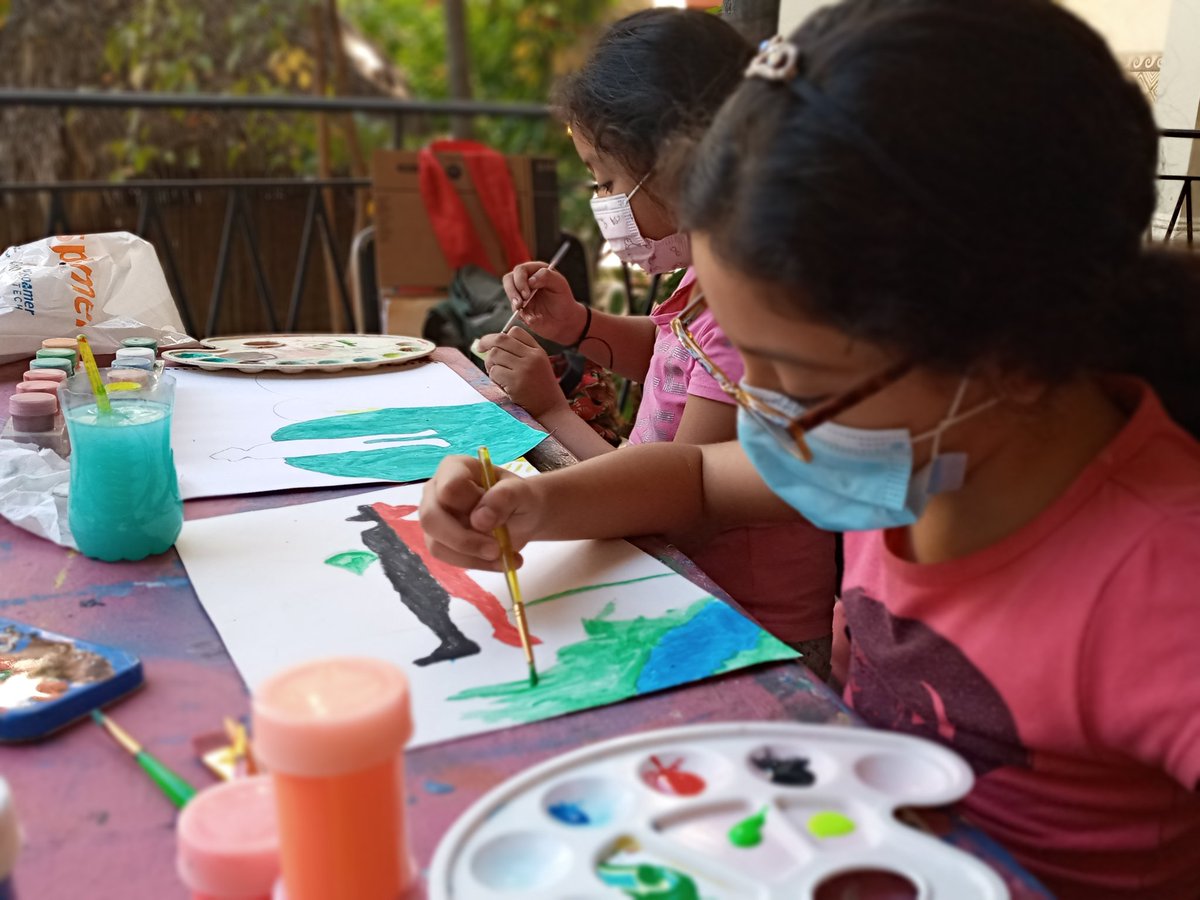 Cecisancheo's tweet photo. #AquiEstaSandino  Esta mañana, Polo Polín Pelado del programa de tv infantil #AlaRuedaRueda visita a los niños del Taller de Artes Plásticas del INC, que conmemoraron el asesinato del General de Hombres y Mujeres libres con el tema "Pintando a Sandino". https://t.co/QXGjlgRuGm