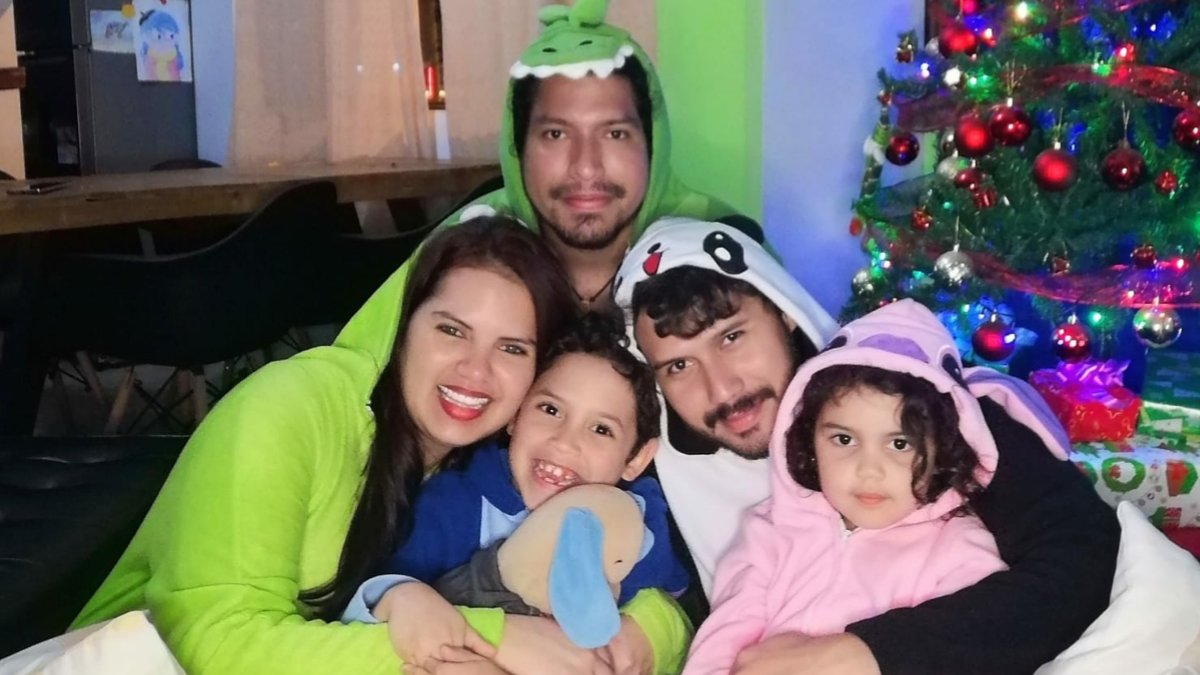 ErrantesP's tweet photo. El clan de nuestro tercer invitado, ya adaptados en Lima con una excepción...

En diciembre no pueden evitar comer la tradicional cena navideña venezolana para sentirse un poquito más cerca de casa.

Escucha su experiencia como inmigrantes en Perú👇🏻

https://t.co/OfKx2OHHxQ https://t.co/PziJlj0ueO