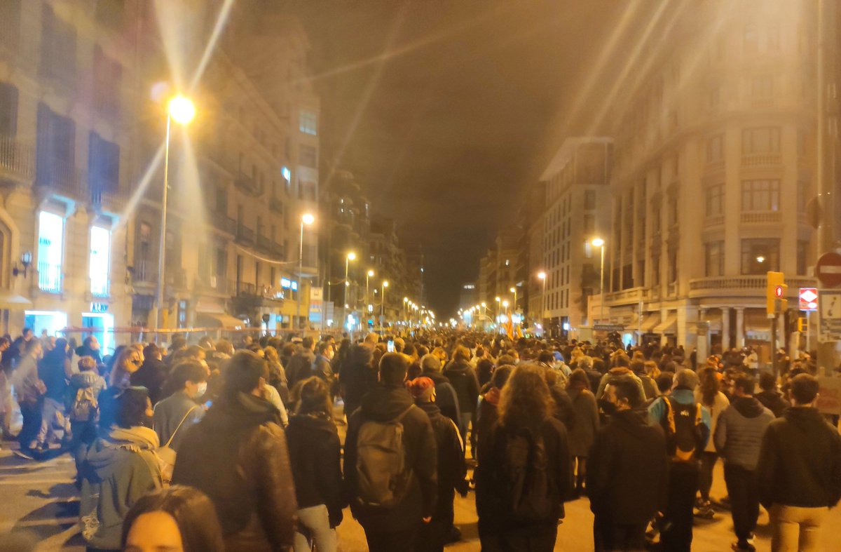 Dumacbcn's tweet photo. Així anàvem per R. St. Pere minuts abans que la Brimo carregués. Fins i tot hi havia gent gran. Sou uns putos psicòpates @mossos @miquel_samper. https://t.co/32FkMyjiV4