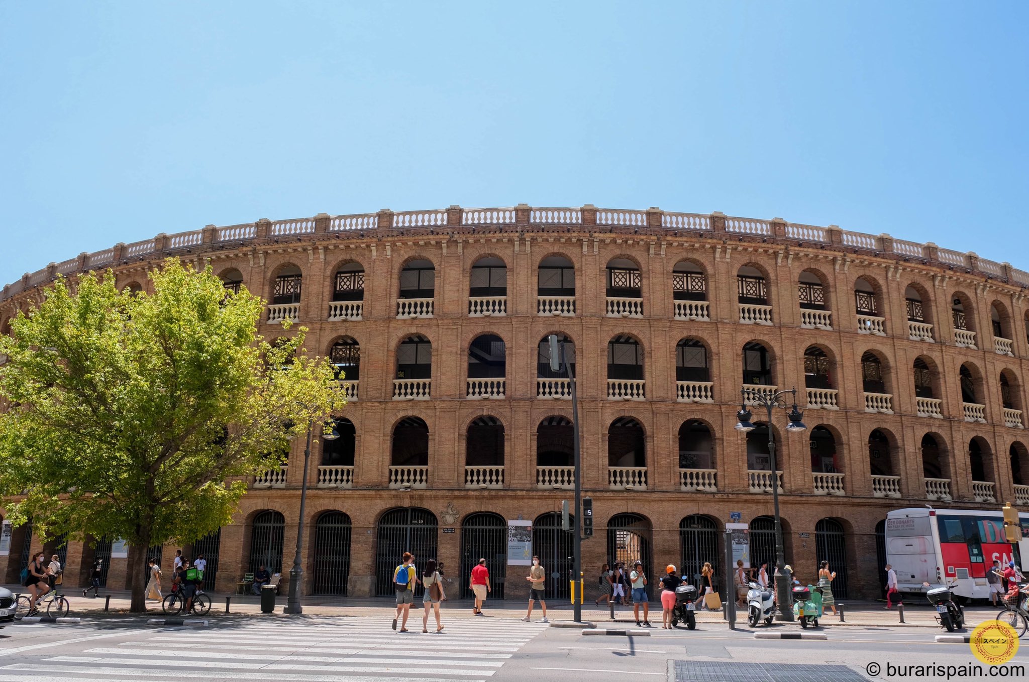 ぶらりスペイン バレンシアの闘牛場 古代ローマ建築のニームの円形闘技場とローマのコロッセオをモデルに作られました ムデハル様式の外壁には384個のアーチ 建物の直径は98m 現在の収容人数は1万5百人 スペインで最も大きく優雅なデザインの闘牛場の