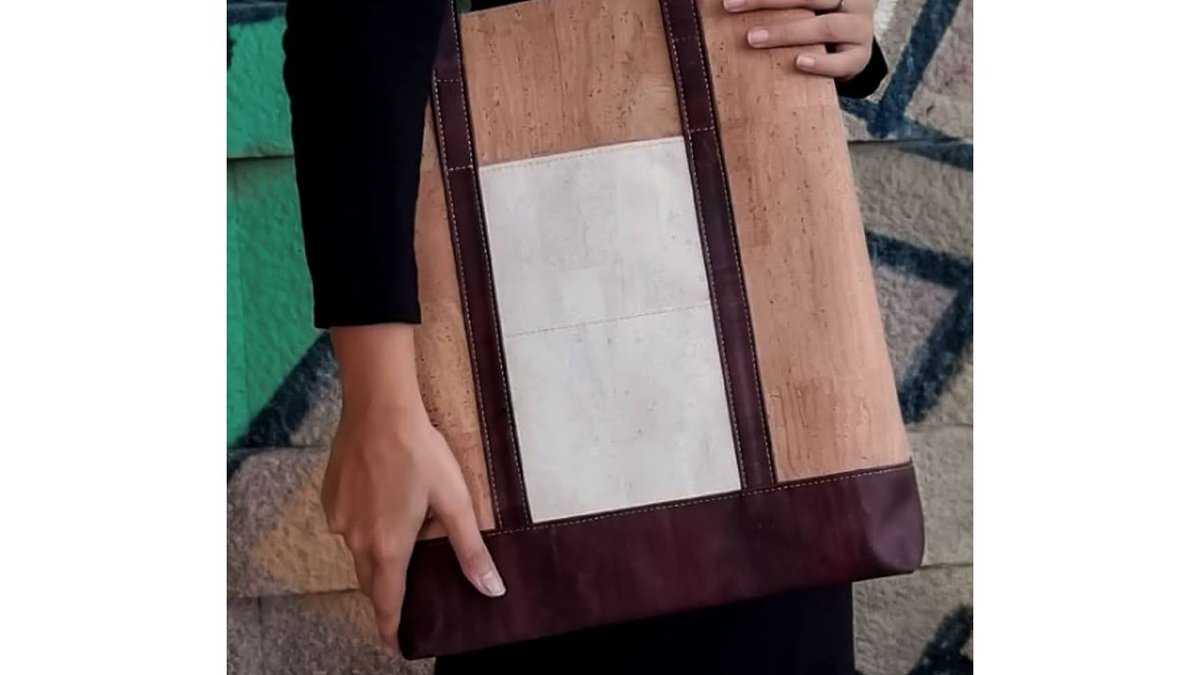 Who doesn't need a multi purpose tote bag?💃
#handbag #handbagaddict #buyabag #buyfashiononline #totebag #bagslover #girlstyle #sustainable #sustainablefashion #greenfashion #greenliving #sustainability #fashionstyle
