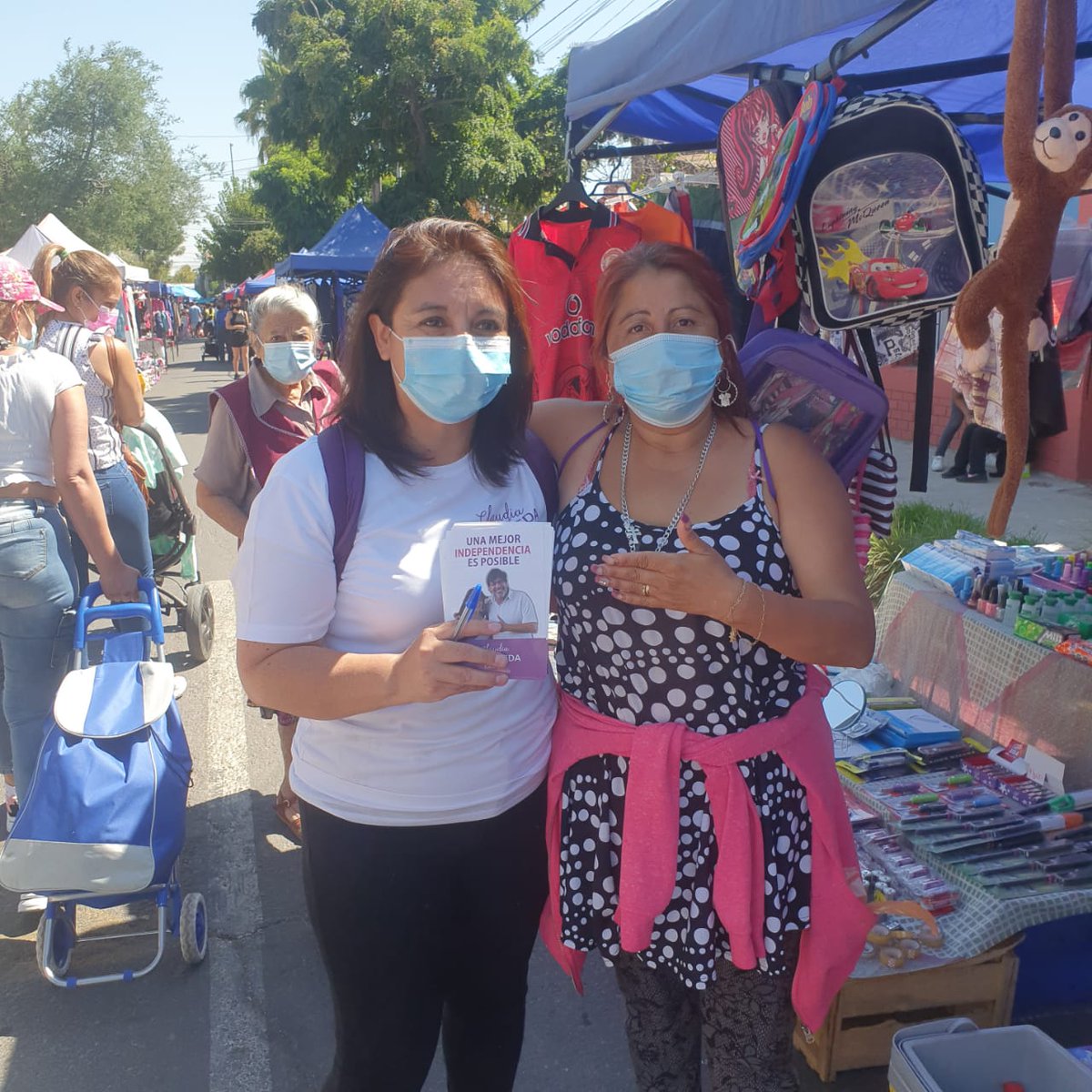 Clau2021concej1's tweet photo. Hoy estuvimos en la feria Nueva de Matte con Las Cañas, conversando sobre nuestra concejalía abierta y transparente.
Agradecida de toda las personas que se dieron el tiempo de escucharnos y de conversar con nosotr@s 
#clau2021concejala
#unamejorindependenciaesposible https://t.co/TLT3NiUfzb