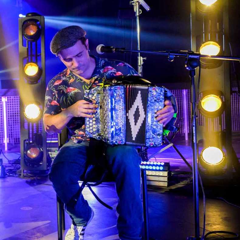 La 2 introduce la música en directo con 'Efecte Collins'.  Albadalejo ha suministrado los equipos de iluminación.

TVE2 introduces live music with 'Efecte Collins'. 
Albadalejo has supplied the lighting equipment
#la2_tve #asteraoficial #elation_professional_eu #albadalejo_com