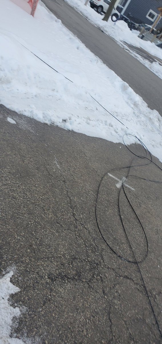 ConnieSCMC's tweet photo. Hey @Bell Can you pls have your technician come back to clean up the mess he left behind on my driveway and sidewalk. You wouldn't want someone falling over and getting hurt over your negligence #bellcanada https://t.co/LrAH2YMbuf