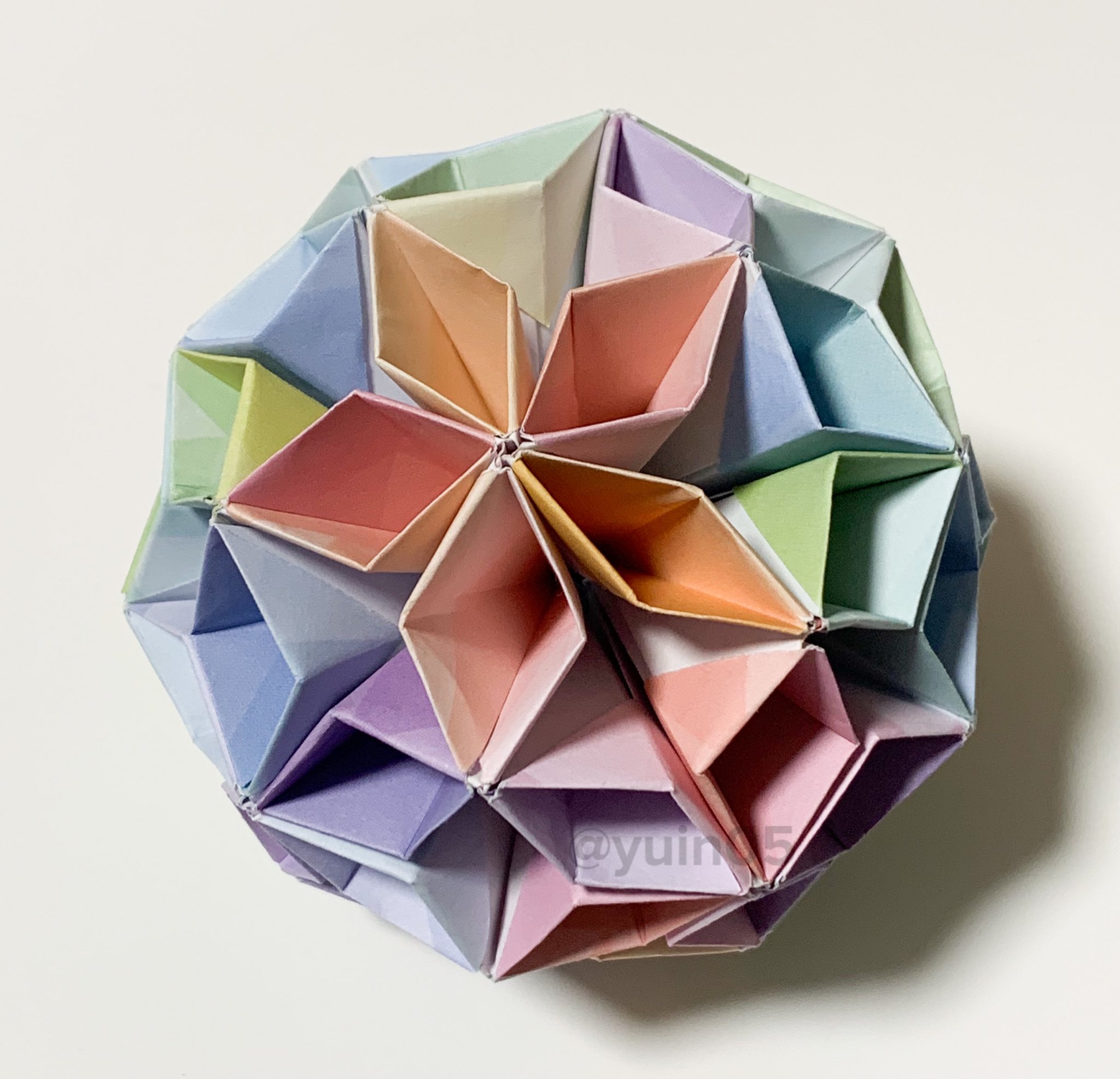 Uzivatel ユイ Na Twitteru ツイッターで見て折りたくなった おりがみ 折り紙 Origami 折り紙作品 おりがみ作品 作品 くすだま くす玉 ユニット ユニット折り紙 ユニットおりがみ つがわみお さん 曼荼羅 ダイソー Daiso T Co Tapol4uzkd
