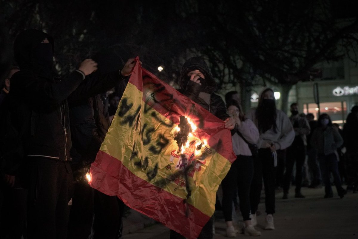 annafeixas's tweet photo. Un altre dia de manifestacions amb corredisses #LlibertatPabloHasel  #lleida https://t.co/EQrnBq6Gbg