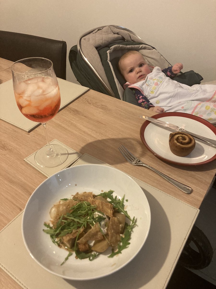 Uninvited diner for <a href="/alchemillaresto/">Alex Bond</a> at home 🙈 

Food was yummy - saving pudding for tomorrow!