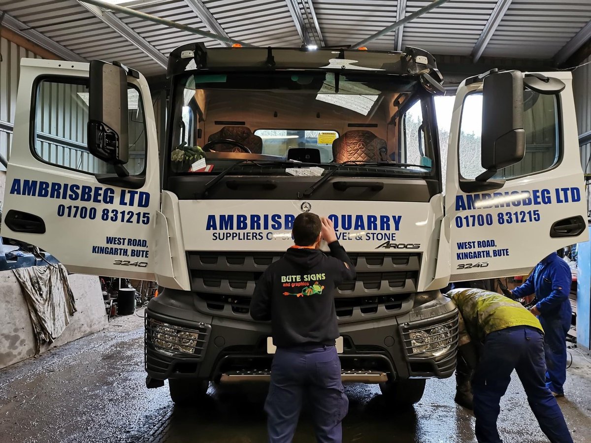 Thebikeshedbute's tweet photo. saturday morning job at Ambrisbeg Quarry signing up the new merc truck and the new manitou.
Both were done in Metamark M7 vinyl for a longer lasting look Thank you to the Strathie family for trusting us with there new toys
#teambutesigns
#teambikeshed
@Metamarkuk 
#supportlocal https://t.co/Ravet8vUaq
