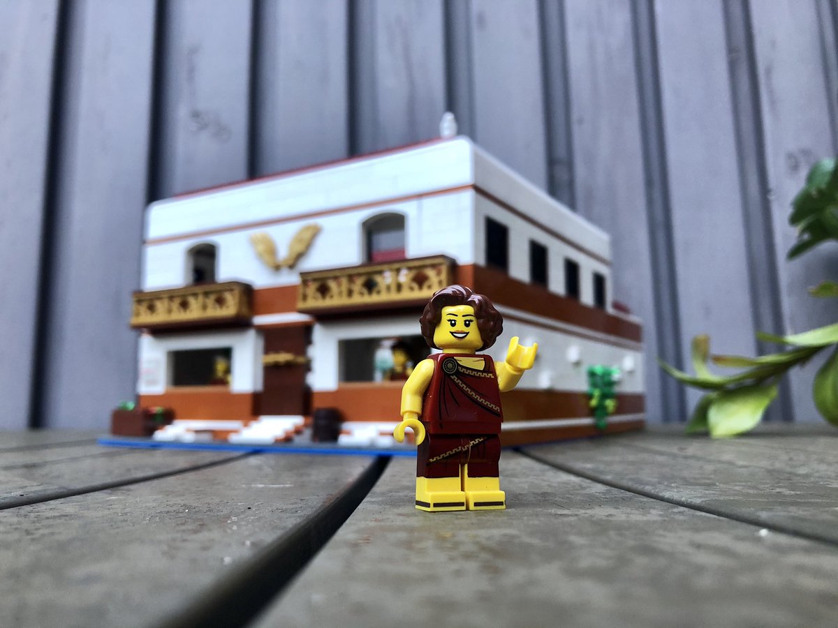salve! mihi nomen est Maria. To celebrate #InternationalLegoClassicismDay I am going to take you on a tour of my home, a beautiful Roman villa built entirely from Lego. 1/24