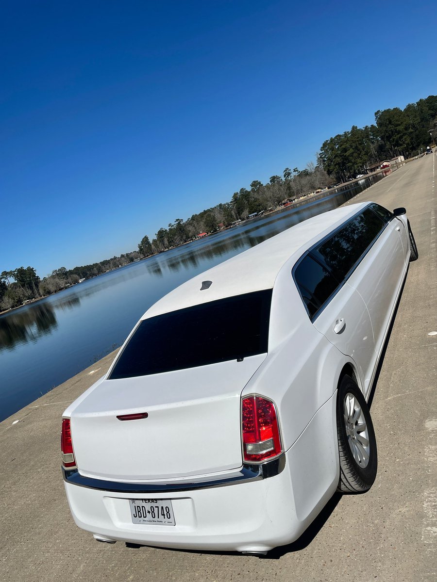cbcluxeCT's tweet photo. Limos and lakesides just go together. https://t.co/sf6bUNwFcV