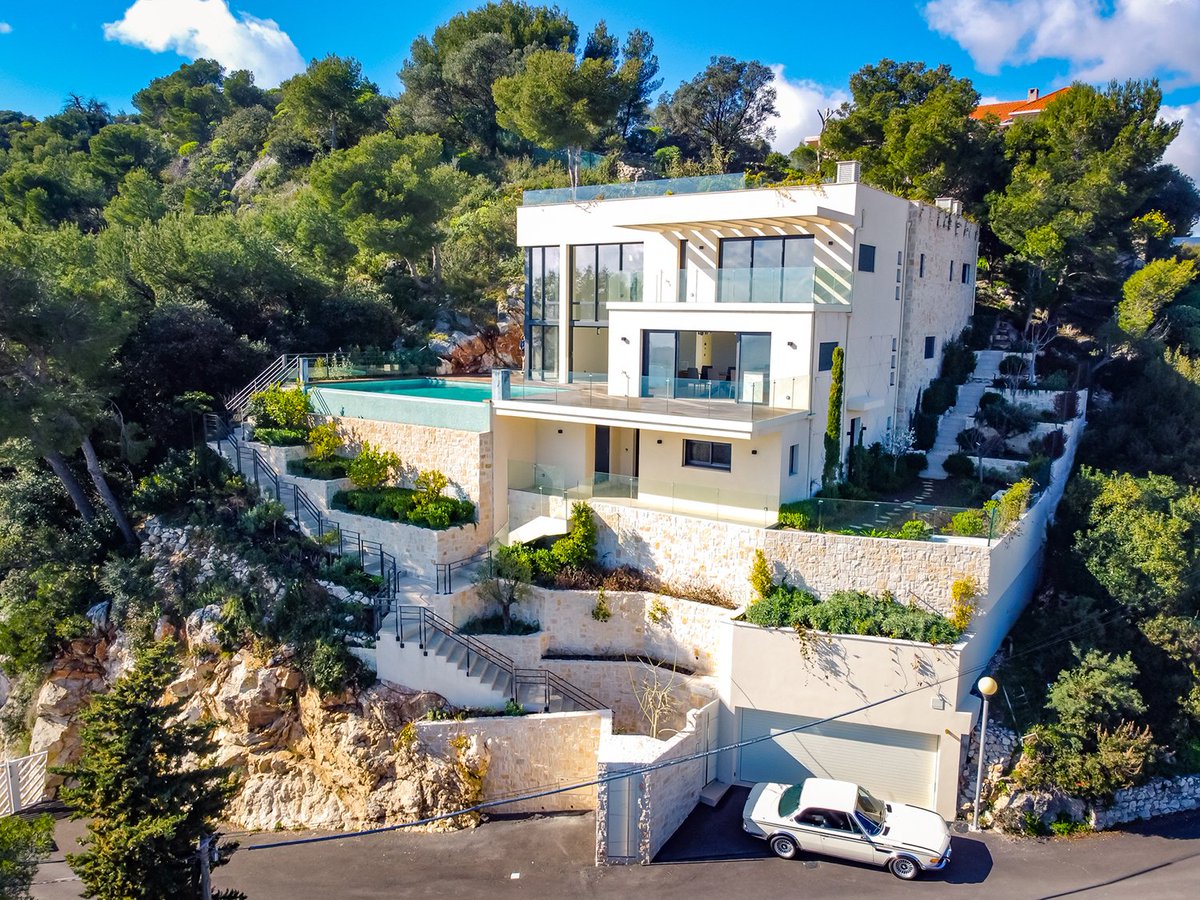 getpalmd's tweet photo. That French Riviera dream - clear blue sky and azur blue waters... Such a beautiful luxury villa with the most stunning views that we’ve just listed for sale (https://t.co/iyi6erq0av). CSL looks good too...😉 #cotedazur #frenchriviera https://t.co/P3wiOje4fY