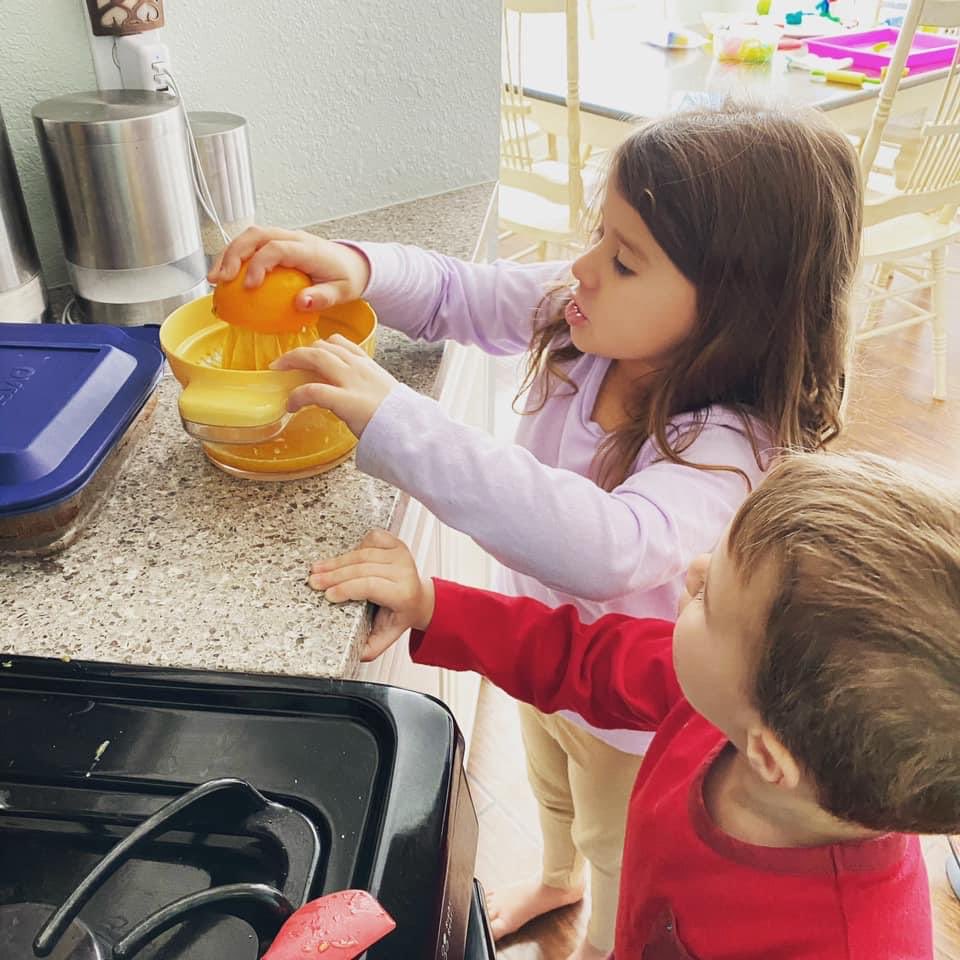It may be snowy outside, but it smells tropical in here! Teaching the kids how to make fresh-squeezed orange juice this morning!

.
.
.
#familylife #teachthemyoung #teamworkmakesthedreamwork #healthyhabits #airickflieshigh