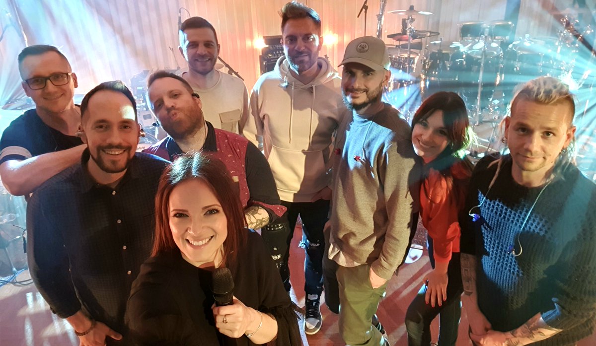 Mahamo iz zadnjih vaj, jutri gre zares. 🎤👋
Komaj čakamo! 💪🤩
#15let #spletnikoncert