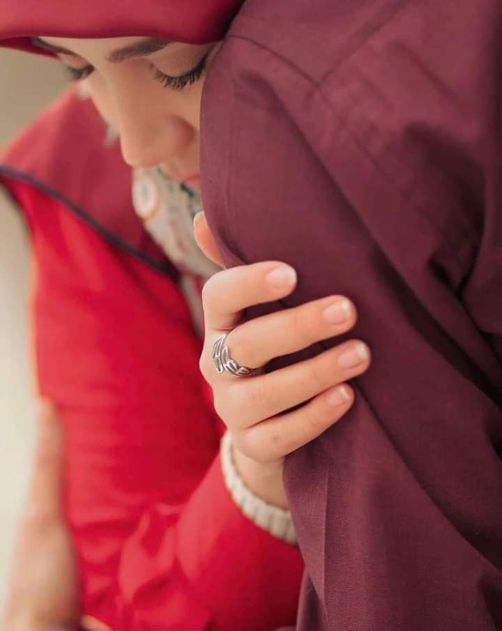 Afrahbinthahir's tweet image. Be with someone 
Who loves you for Allah 🌷