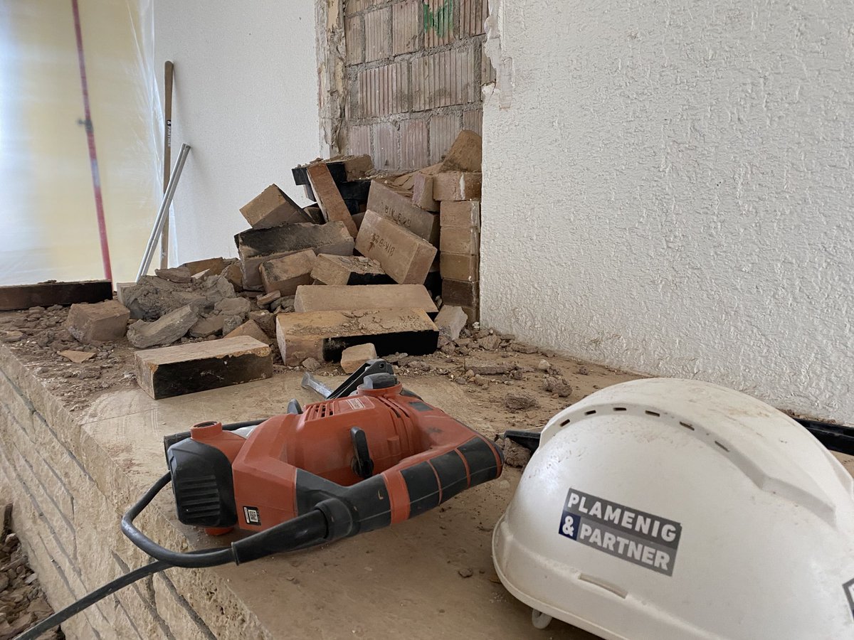 #Baumeister / #Kundenmaurer: #Abbrucharbeiten #Kamin  
Wir schaffen Platz für Neues. Abbrucharbeiten, Entsorgungen und Neu-Gestaltung - alles aus einer Hand. Gerne stehen wir Ihnen für Ihr Vorhaben zur Verfügung. #WirbauendieZukunftinderGegenwart