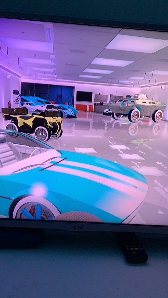 HoggyJj's tweet photo. @Boca_Bhoy thanks for these bro so hype for the akula https://t.co/1HA456SjNq