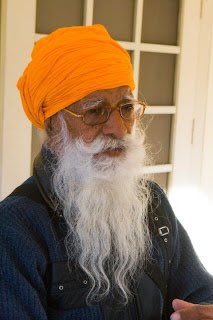 _satnamsingh's tweet photo. Shastar Vidya Master Nihang Gyani Giaan Singh Ji, currently age 105. Their daily schedule is waking at Amritvela and doing Panj And Das Granthi Nitnem everyday and then doing Abhiyas of Shastarvidya and then teaching. Currently they are living at Boparai Kalan near Ludhiana https://t.co/fbuOLQmN5Y