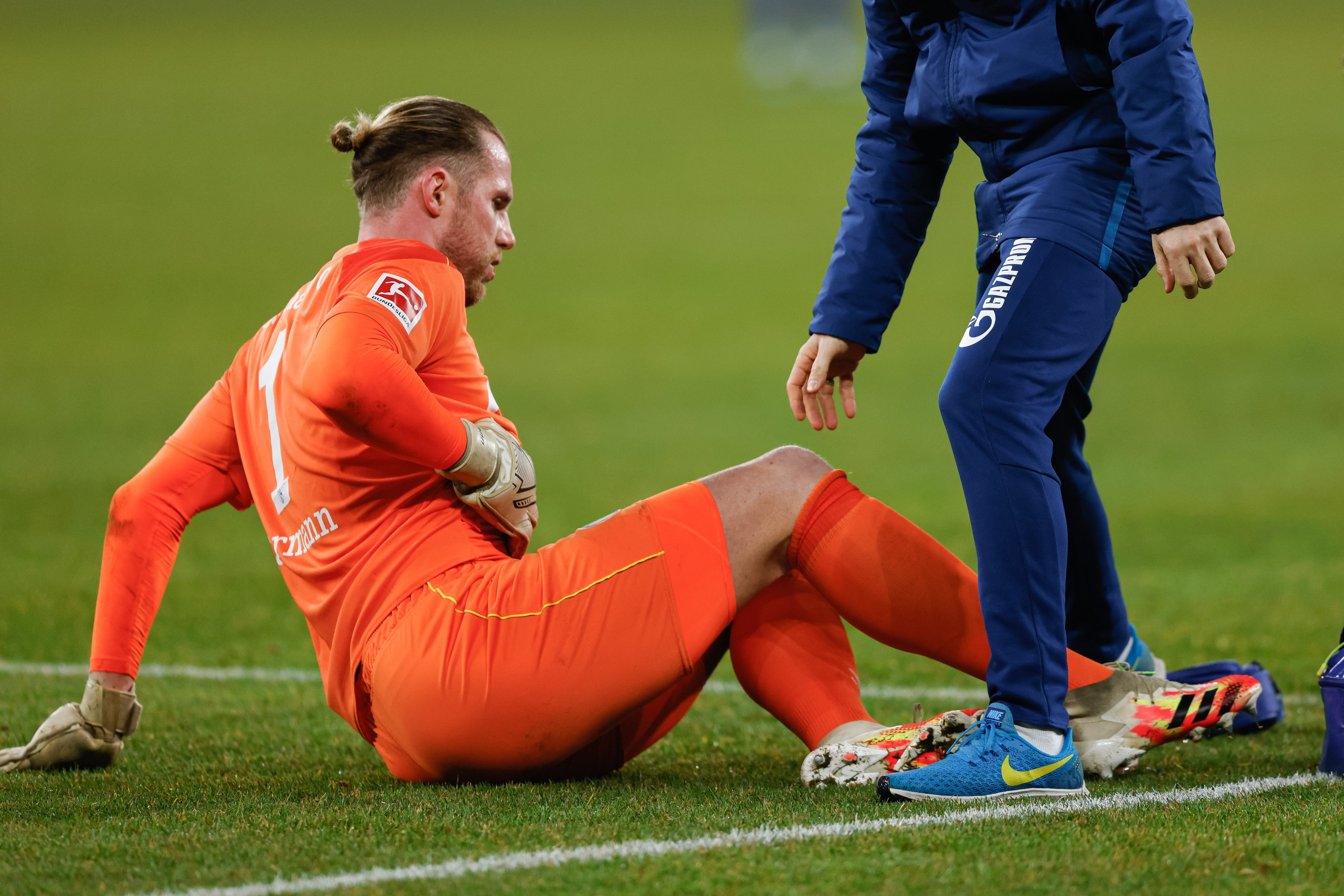 Brankář Schalke Ralf Fährmann kvůli zranění Revierderby nedochytal