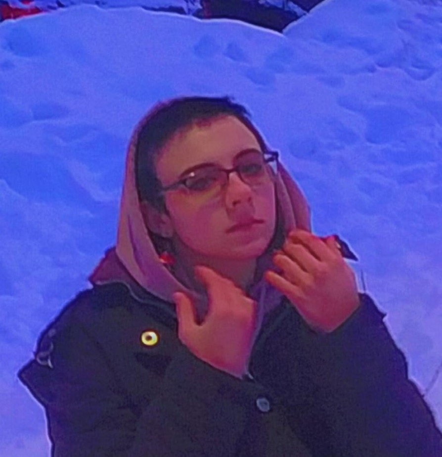 frognatalie653's tweet photo. Кстати, я вчера нашла блитву и, как полная идиотка, решила подбрить и без того короткие волосы снова под сантиметр, ибо они отросли до четырёх сантиметров. Ну я не знала, как настраивать правильно бритву и херанула под 5 миллиметров виски. И покрасила в черный. 
Я дура, привет https://t.co/VuKu0akNOU