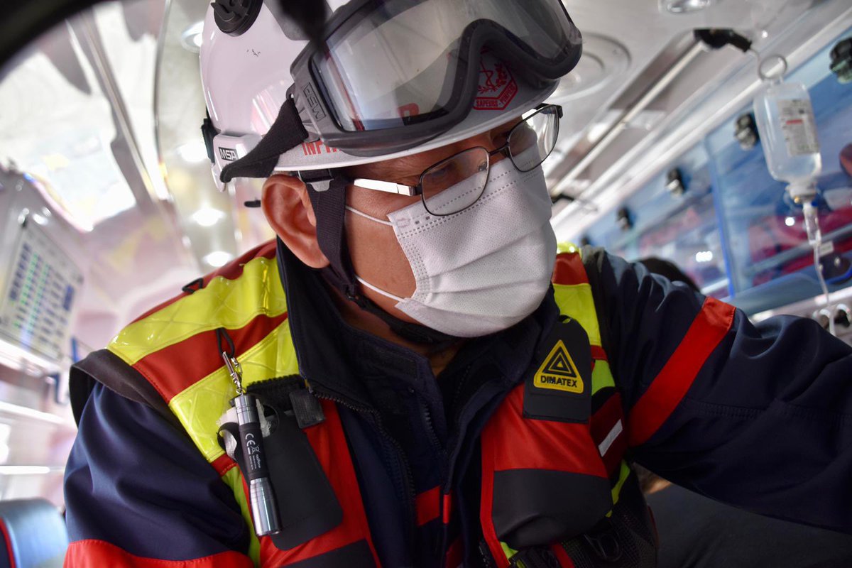 Pompiers04's tweet photo. Engagement de 3 VSAV, VLMI, SMUR , VSR et Chef de groupe des @Pompiers04, renforcés par l’hélicoptère de la @Gendarmerie médicalisé par le #SAMU04, pour un violent accident de circulation.
Au total 4 victimes seront évacuées dont une par voie aérienne sur un CH Marseillais. https://t.co/0uqmTGvs2G