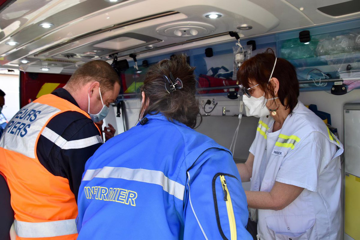 Pompiers04's tweet photo. Engagement de 3 VSAV, VLMI, SMUR , VSR et Chef de groupe des @Pompiers04, renforcés par l’hélicoptère de la @Gendarmerie médicalisé par le #SAMU04, pour un violent accident de circulation.
Au total 4 victimes seront évacuées dont une par voie aérienne sur un CH Marseillais. https://t.co/0uqmTGvs2G