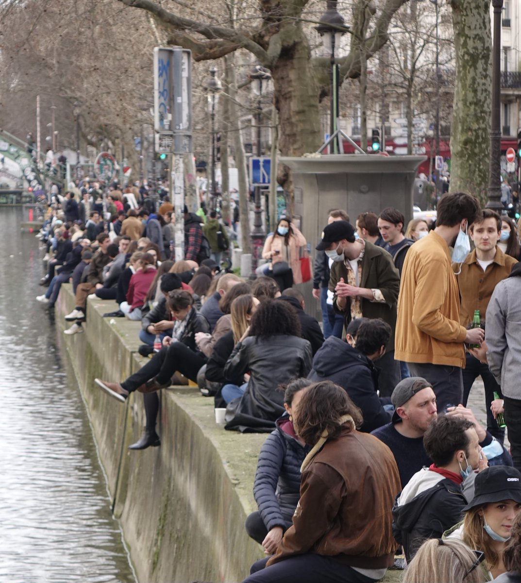 La douceur s'installe à #Paris, les quais du #canalSaintMartin se remplissent. Sans #distanciation sociale ni #masques