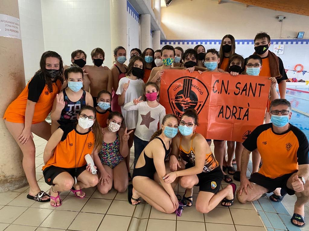 cnsantadria's tweet photo. Jornada de competició per aconseguir mínimes !!! Ni una  pandèmia pot amb nosaltres ... som #natació som #SantAdrià @J_Albaladejo @AjSantAdria https://t.co/y6c8HYnG9N